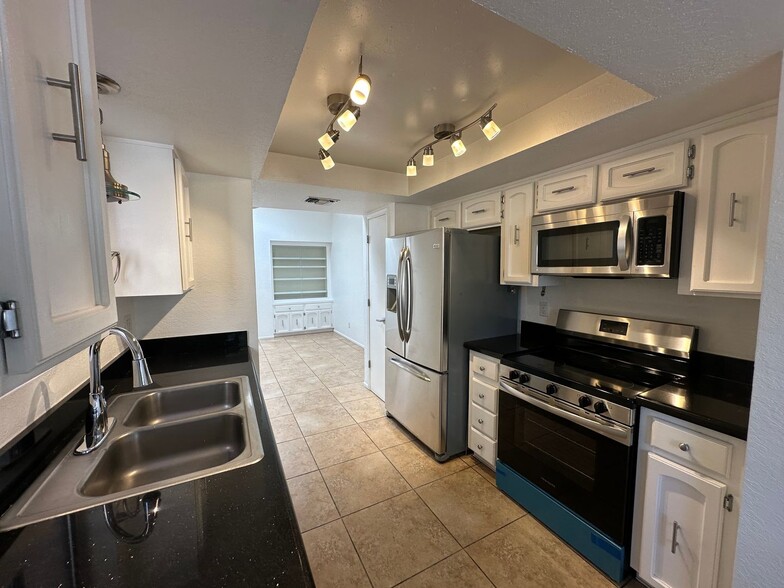 Building Photo - 639 N Richey Blvd