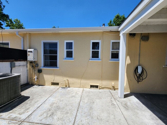 Building Photo - **COMING SOON**!! Gorgeous 3 beds | 4 bath...