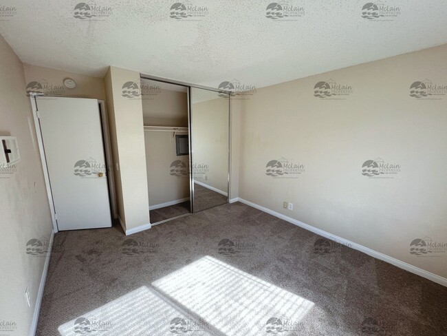 Building Photo - 3 Bed/2 Bath Two Story Townhome in Gated C...