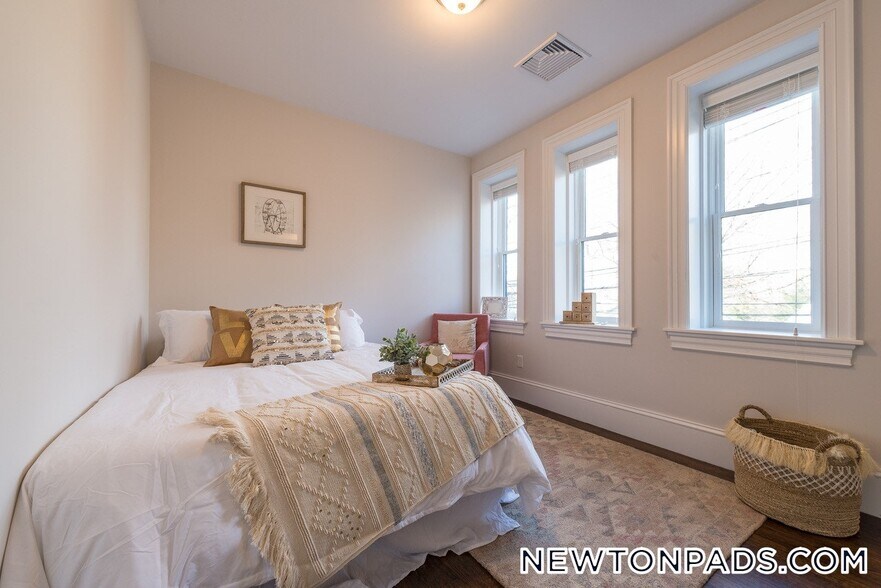 Building Photo - 2044 Beacon St