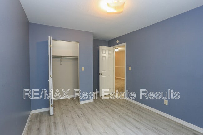 Building Photo - 205 White Oak Dr NE