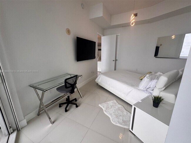 Building Photo - 15901 Collins Ave