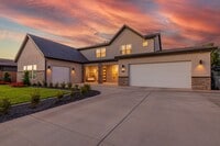 Building Photo - Washington Fields 4 bed | 3 1/2 bath | 3 c...