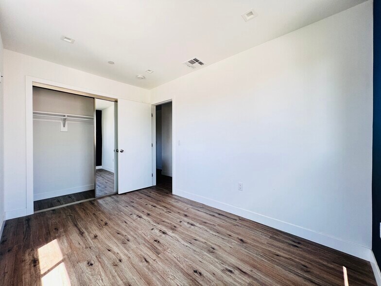 Building Photo - 4576 Oakwood Ave