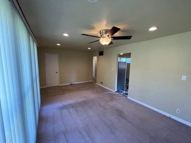 Building Photo - 11 Shagbark Rd