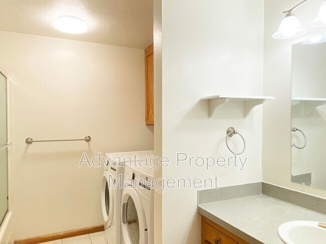 Building Photo - 149 NE Powderhorn Dr