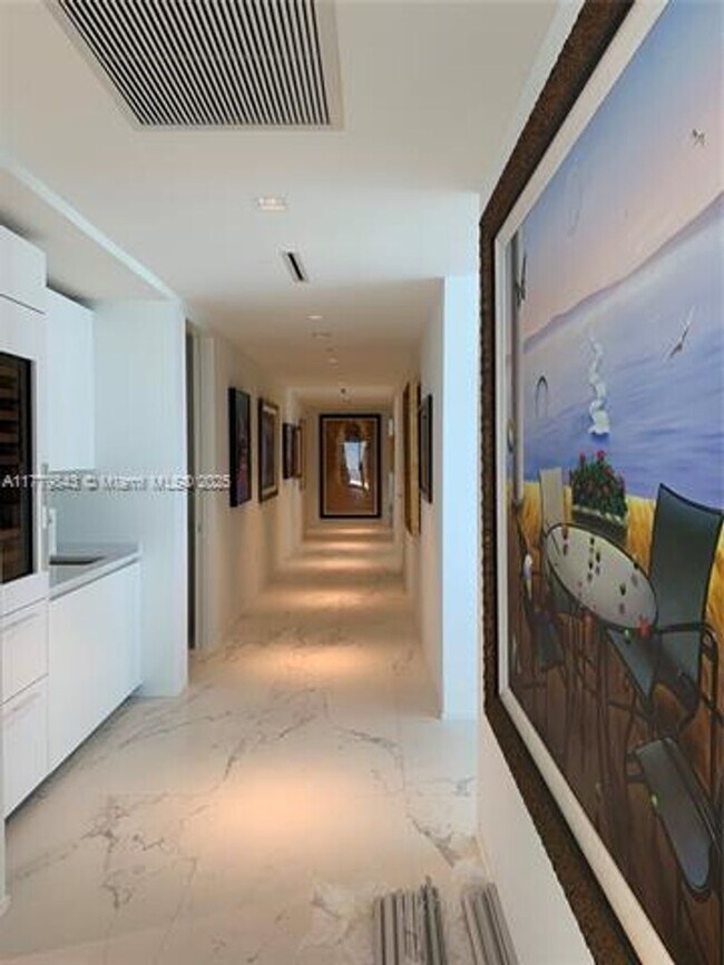 Building Photo - 1000 Biscayne Blvd