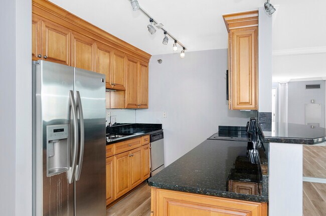 Building Photo - 345 N La Salle Dr