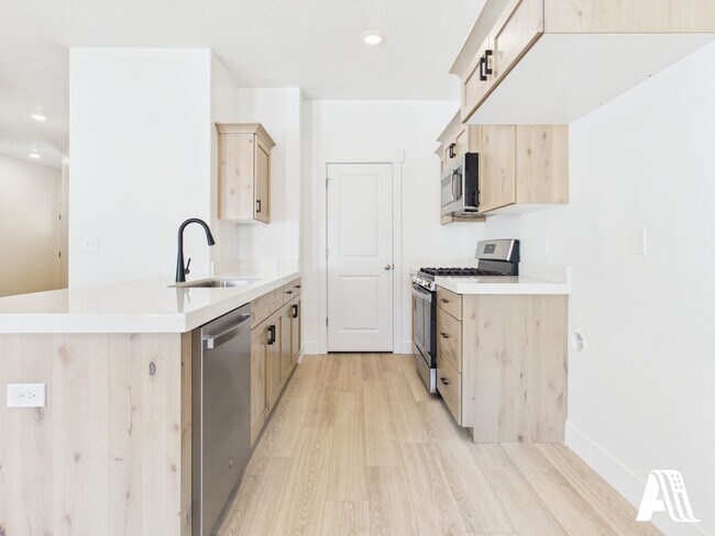 Building Photo - 443 E 650 N