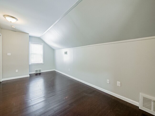 Building Photo - Charming Royal Oak Bungalow Near Downtown!