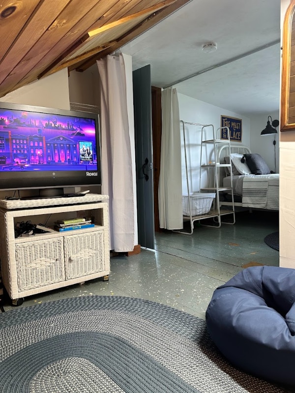 Building Photo - 11 Lower Beach Rd