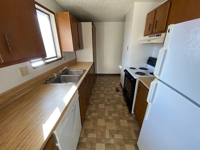 Building Photo - Cozy 3 Bedroom 1 Bath Home with Large Yard & 1 Car Attached Garage