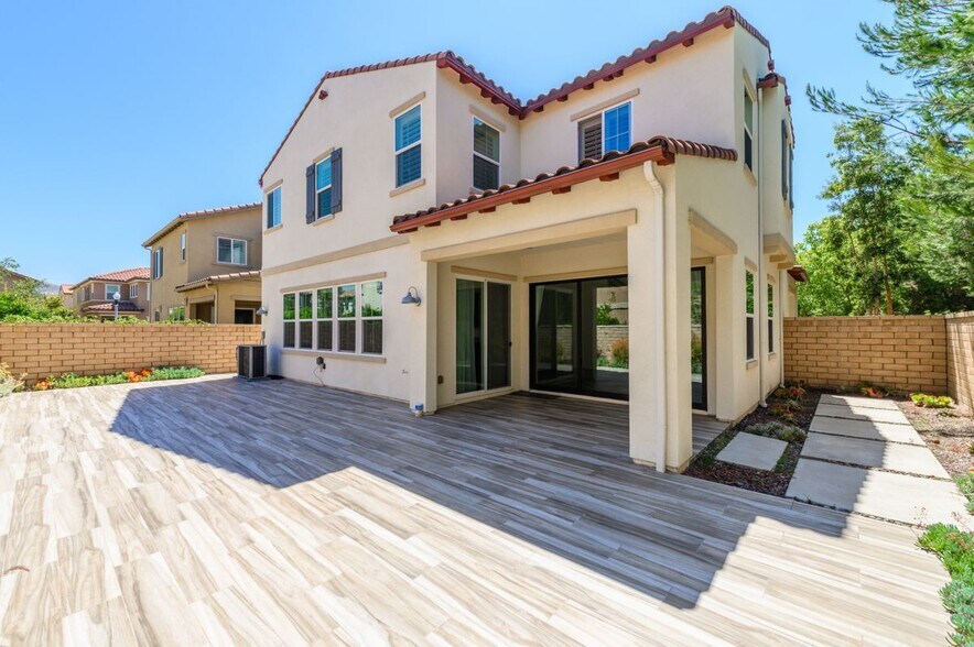 Building Photo - 48 Castellana