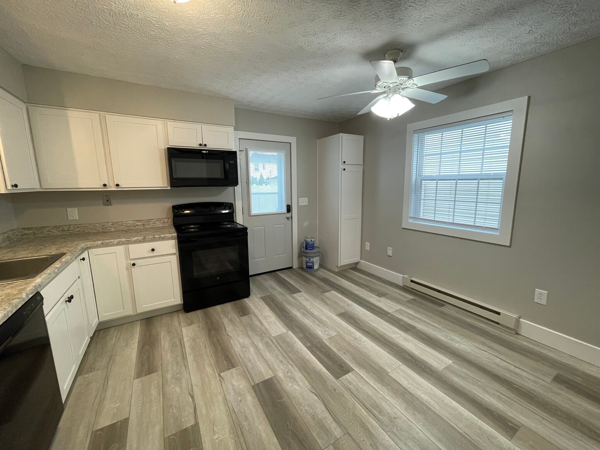 Kitchen(Renovated Unit) - 928 Thomas Rd