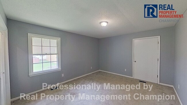 Building Photo - Charming 2 BD/1 BA Bungalow with Fenced Backyard