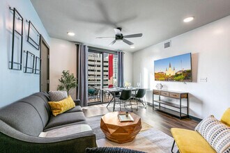 Building Photo - 611 Commerce St