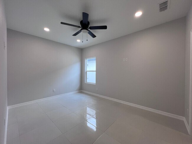 Building Photo - Brand New! 1st Month Free! Don't Miss Out Call today!