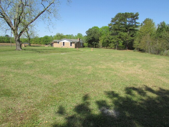 Building Photo - Country setting!!!