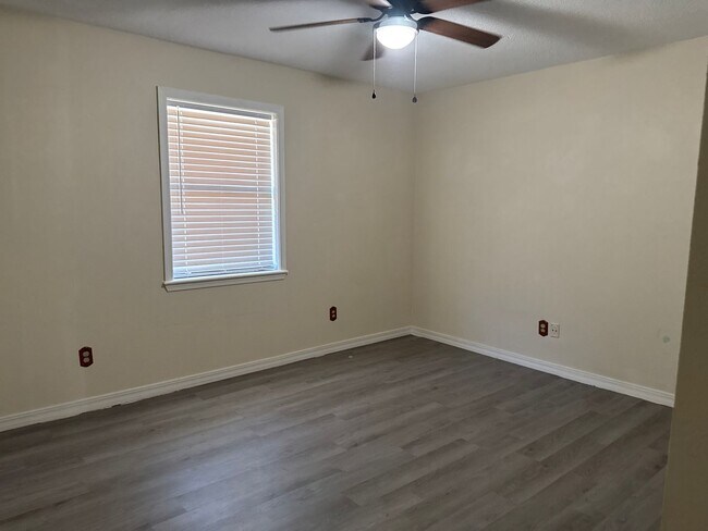 Building Photo - 1742 Byron Dr