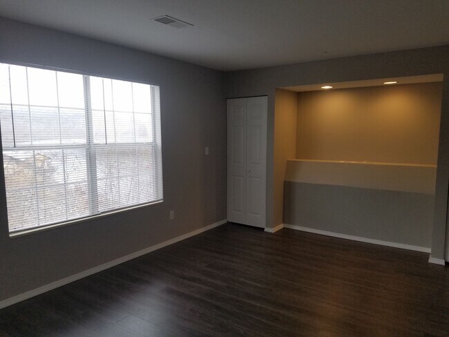 Building Photo - Beautiful Two Bedroom 2 bath Apartment wit...
