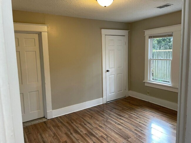 Building Photo - Charming 2-Bedroom Home with Spacious Living Areas in East Memphis