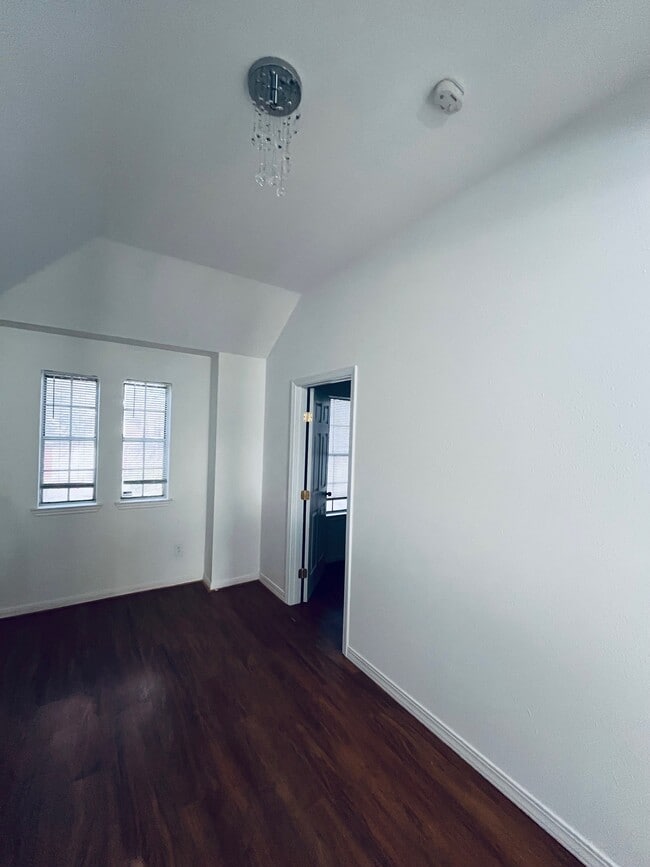 Building Photo - 2206 Laurel Oak Dr