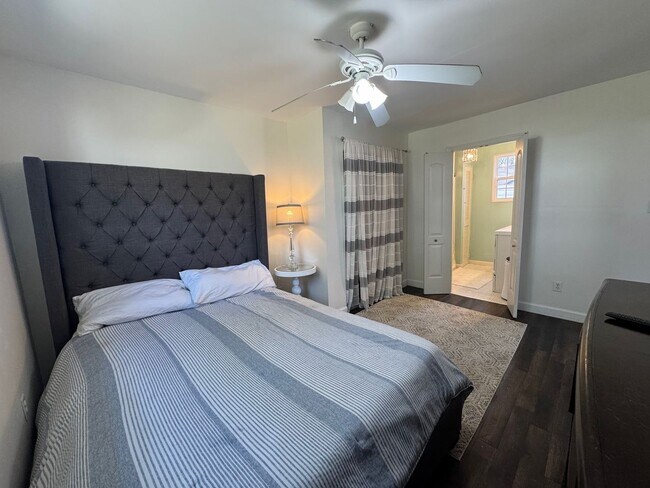 Building Photo - Adorable Garage Apartment Living in the Riverside Community