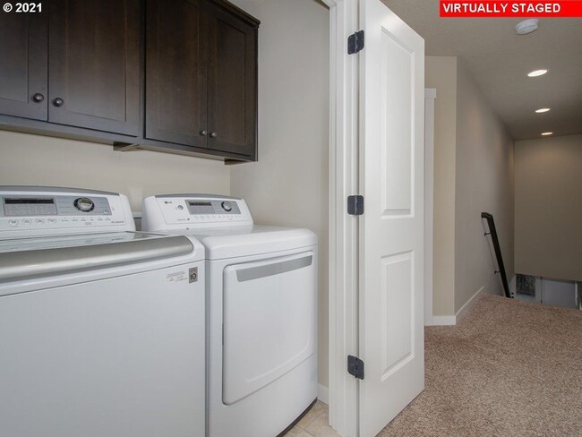 Building Photo - Gorgeous 3 Bed, 2.5 Bath Oasis!