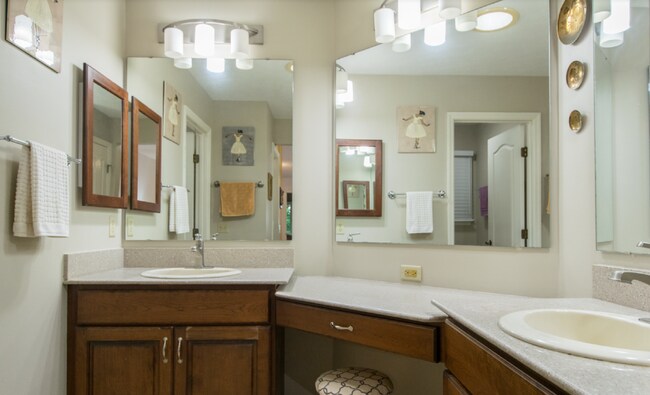 Building Photo - 4 Bedroom 3 Bathroom Home Furnished home