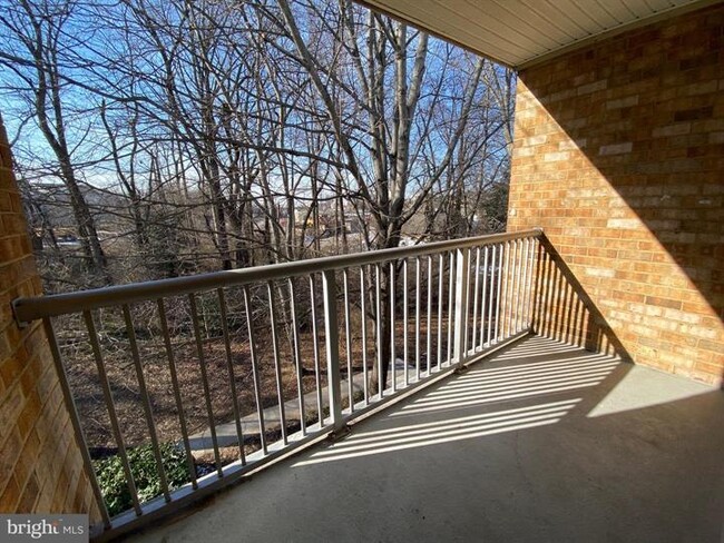 Building Photo - Spacious top-floor garden condo with updat...