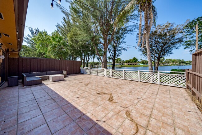 Building Photo - 2250 Buttonwood Ave