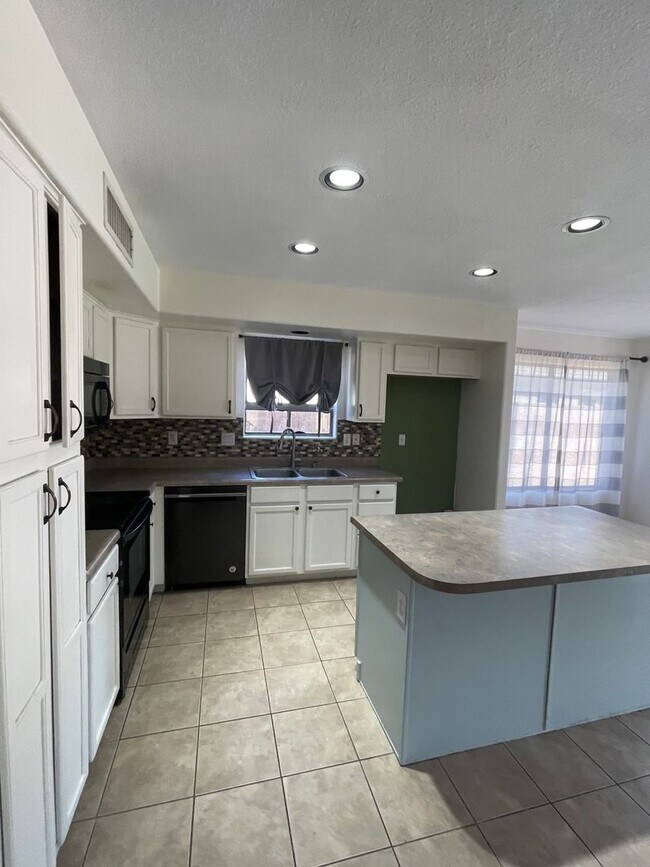 Building Photo - 12411 W Rancho Dr