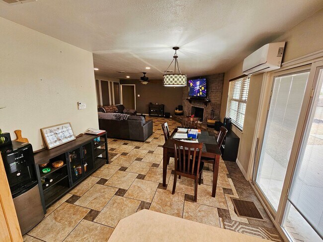 Building Photo - Beautiful 4 Bedroom / 2 Bath Large Home wi...