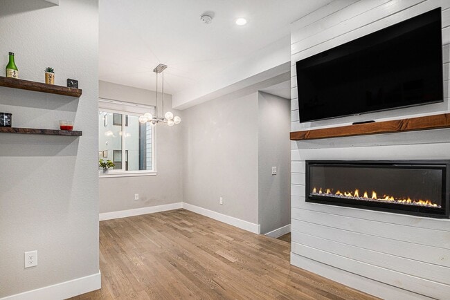 Building Photo - 1 Bed 1.5 Bath Townhome in West Highland Available!