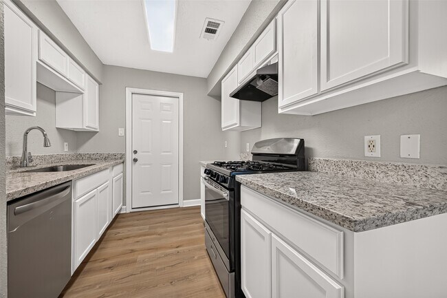 Building Photo - 14306 River Glen Dr