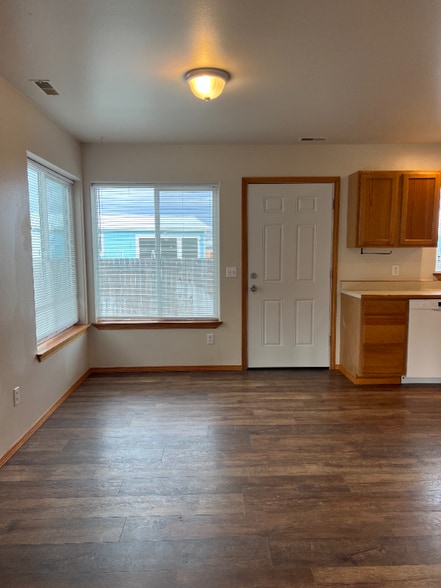 Building Photo - 1983 Greatview Dr