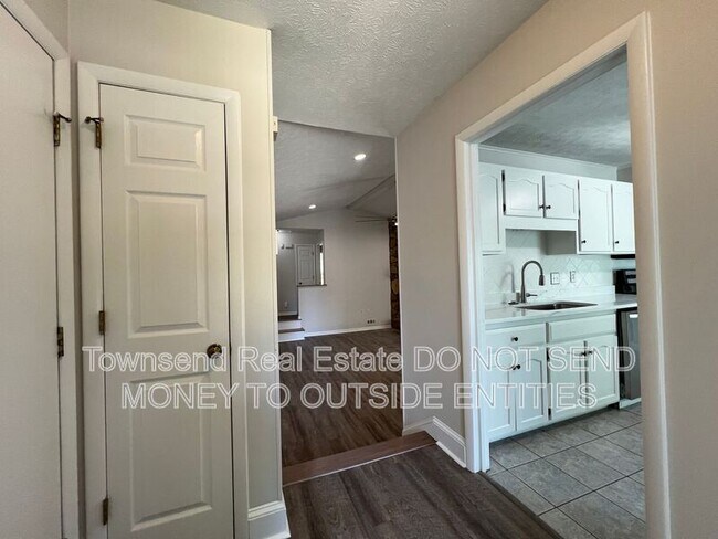 Building Photo - 7108 Calamar Dr