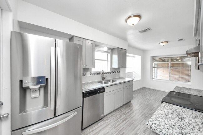 Building Photo - 7410 La Pl Dr