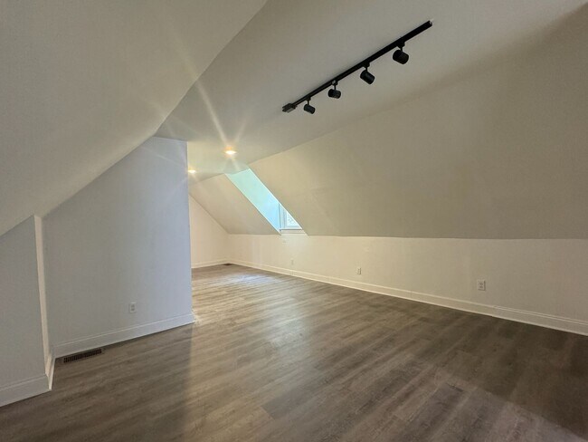 Building Photo - 7 Bed/3 Bath Mins. from UC Campus $750/pp ...