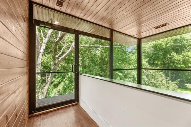 Building Photo - 2105 Fairhaven Cir NE