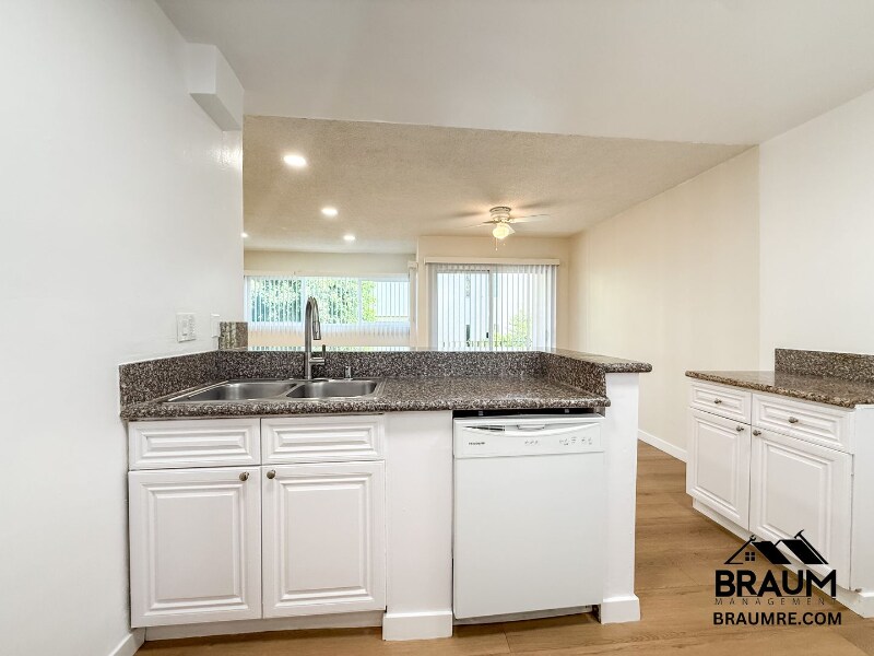 Building Photo - 5252 Hermitage Ave