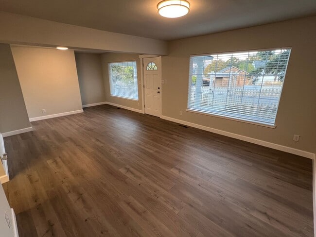 Building Photo - NEWLY REMODELED! 3+ bed, 1.5 bath, a/c, d/...