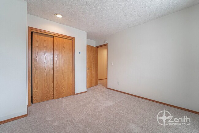 Building Photo - 5408 NE 101st Cir