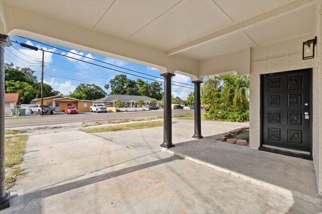 Building Photo - 2706 W Tampa Bay Blvd