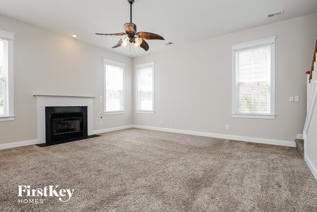 Building Photo - 228 Silverwood Ln