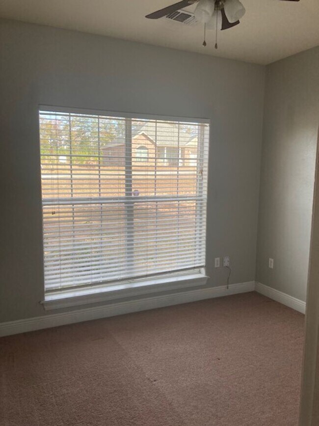 Building Photo - Perkinston 3 Bedroom