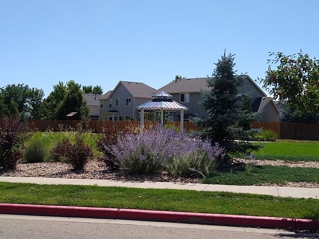 Building Photo - Gorgeous 2 Story 3 Bedroom 2.5 Baths in Da...
