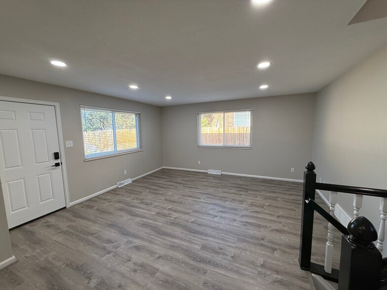 Livingroom - 5918 Newcombe Ct