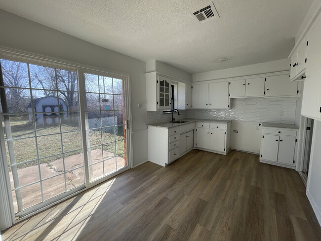 Building Photo - 4-Bedroom Home in NW OKC – Section 8 Welcome!