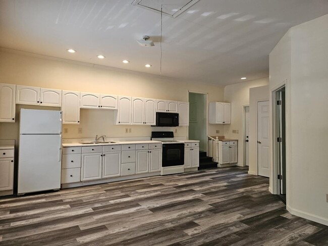 Building Photo - One Bedroom near BGSU Campus